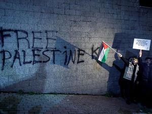 Muslim dan Nasrani Palestina Bersatu Melawan Trump Muslim dan Nasrani Palestina Bersatu Melawan Trump
