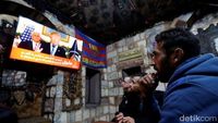 Potret Warga Palestina Tonton Pernyataan Resmi Trump soal Yerusalem