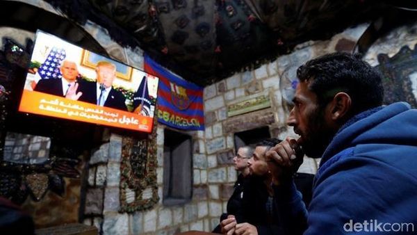 Potret Warga Palestina Tonton Pernyataan Resmi Trump soal Yerusalem