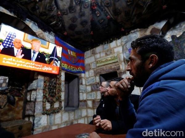 Potret Warga Palestina Tonton Pernyataan Resmi Trump soal Yerusalem