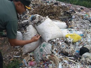 Sampah Alat Medis di Cirebon Diduga Berasal dari Pengusaha Rongsok Sampah Alat Medis di Cirebon Diduga Berasal dari Pengusaha Rongsok