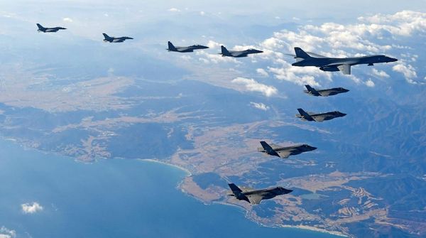 Penampakan Jet Pengebom AS Saat Terbang Dekat Perbatasan Korut