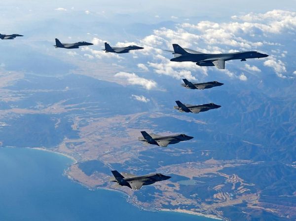 Penampakan Jet Pengebom AS Saat Terbang Dekat Perbatasan Korut