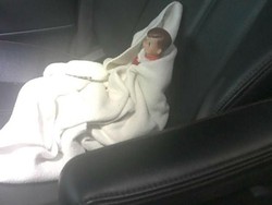 Kocak! Demi Putrinya, Ibu Ini Bawa Boneka yang Rusak ke RS