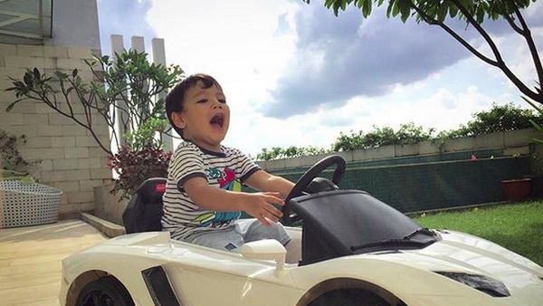Tingkah Lucu Juna, Putra Titi Kamal yang Sekarang Jadi Kakak