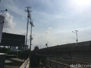 Tak Dipakai Warga, JPO Latumenten Jadi Tempat Pasang Antena TV