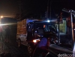 Truk Tronton Vs Pikap di Simpang 4 Trowulan, Sopir Luka