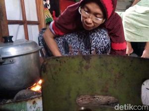 Miris! Ibu Ini Masak Pakai Kayu Bakar Karena Elpiji Langka