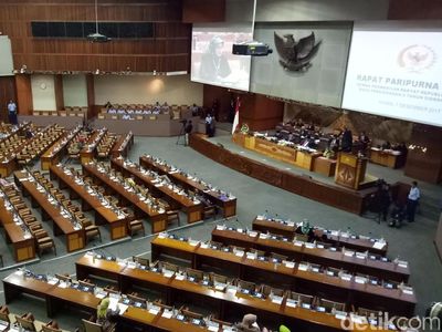 Foto: Kursi Paripurna DPR Kosong Melompong Pong Pong