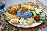 Nasi kerabu dari Malaysia dengan paduan bunga telang.