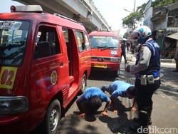 Ngetem di Dekat Rel, Sopir Angkot Dihukum Push-Up 15 Kali