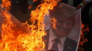 Foto Trump Dibakar dan Diinjak-injak di Gaza