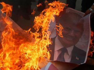 Foto Trump Dibakar dan Diinjak-injak di Gaza Foto Trump Dibakar dan Diinjak-injak di Gaza