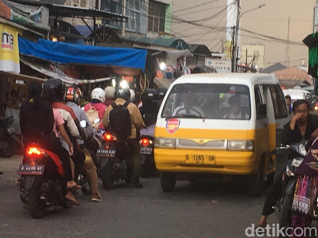 Pemprov DKI Cari Cara Atasi Pasar Malam Dadakan di Kali Sekretaris Pemprov DKI Cari Cara Atasi Pasar Malam Dadakan di Kali Sekretaris