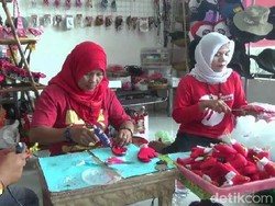 Perajin Pernik Natal Kebanjiran Order