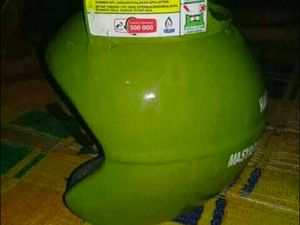 Unik, Pria Ini Pakai Helm Berbentuk Gas Elpiji 3 Kg