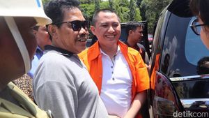 Foto: Tiba di Kejari Depok, Bos First Travel Girang Banget