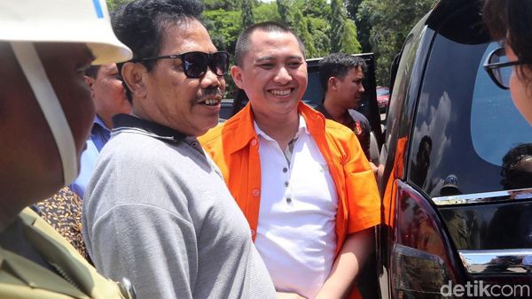 Foto: Tiba di Kejari Depok, Bos First Travel Girang Banget