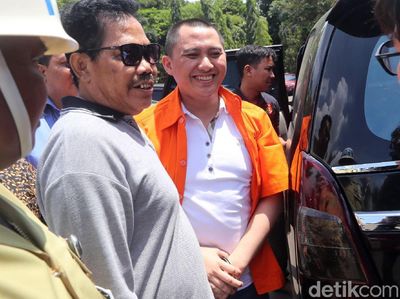 Foto: Tiba di Kejari Depok, Bos First Travel Girang Banget