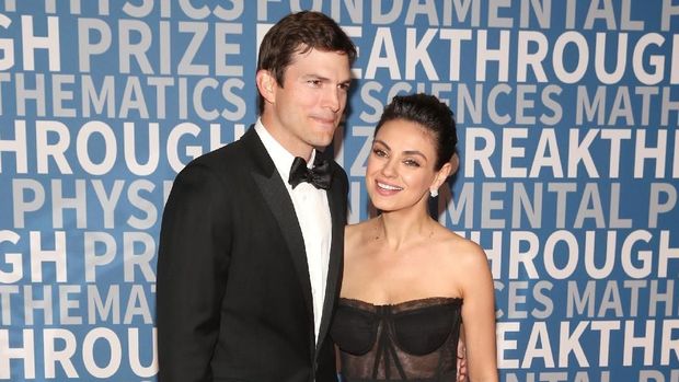 MOUNTAIN VIEW, CA - DECEMBER 03:  Actors Ashton Kutcher (L) and Mila Kunis attend the 2018 Breakthrough Prize at NASA Ames Research Center on December 3, 2017 in Mountain View, California.  (Photo by Jesse Grant/Getty Images)