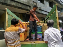 Kulkas, Dispenser Hingga Koper Kasus First Travel Diangkut Truk