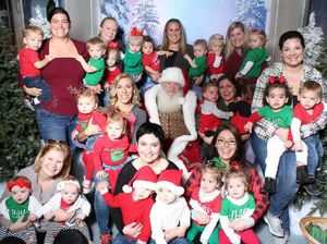 Seru! Saat 20 Anak Kembar Lakukan Photoshoot Bareng Santa Claus