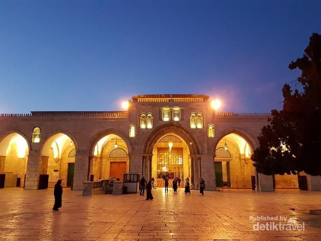 Main Api Penyebab Terbakarnya Kompleks Masjid Suci Main Api Penyebab Terbakarnya Kompleks Masjid Suci