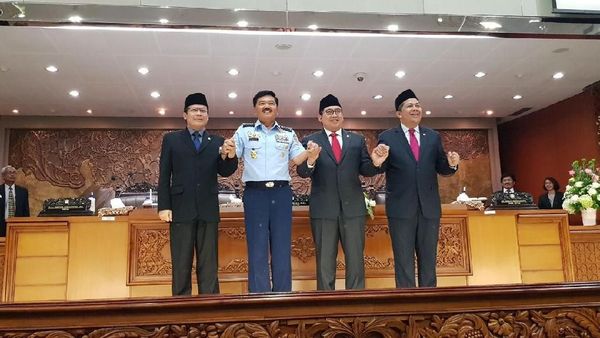 Senyum Marsekal Hadi dan Pimpinan DPR usai Pengesahan Panglima TNI