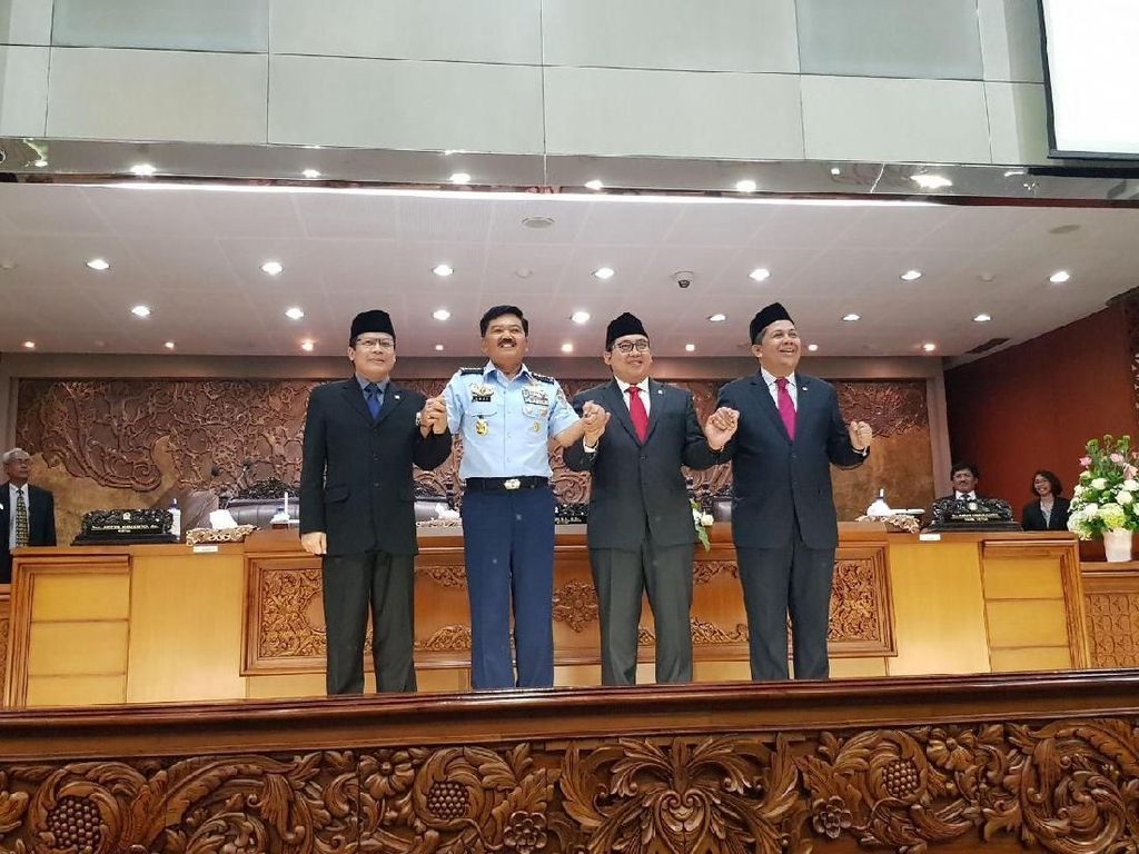 Senyum Marsekal Hadi dan Pimpinan DPR usai Pengesahan Panglima TNI