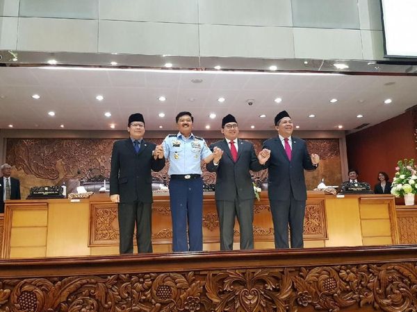 Senyum Marsekal Hadi dan Pimpinan DPR usai Pengesahan Panglima TNI