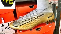 Malam penganugerahan Ballon dOr 2017 akan digelar di Paris, Kamis (7/12/2017) malam WIB nanti. Dari 30 nama nomine, dua sosok yang paling diyakini akan menang adalah Cristiano Ronaldo dan Lionel Messi. Tapi ada bocoran bahwa Ronaldo-lah yang akan menang. (Foto: Instagram @fuzzflangerboot)