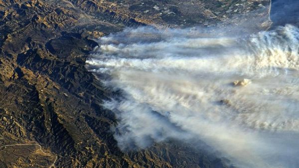Ganasnya Asap Kebakaran Hutan AS Difoto dari Luar Angkasa