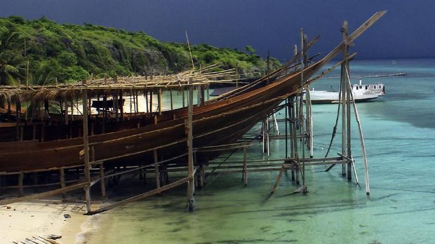 NEGERI PARA PEMBUAT PHINISI Sejumlah pekerja menyelesaikan pembuatan kapal di kawasan pembuatan Phinisi, Tanjung Bira, Kabupaten Bulukumba, Sulawesi Selatan, Sabtu (2/7). ANTARA FOTO/Abriawan Abhe/16.