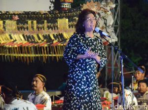 Menteri Susi Syukuran Tenggelamkan Kapal Asing di Rembang Menteri Susi Syukuran Tenggelamkan Kapal Asing di Rembang