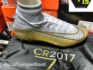 Sepatu Spesial yang Bocorkan Ronaldo Menang Ballon dOr Sepatu Spesial yang Bocorkan Ronaldo Menang Ballon dOr