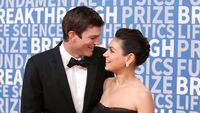 Foto: Momen Perdana Ashton Kutcher dan Mila Kunis Mesra di Karpet Merah