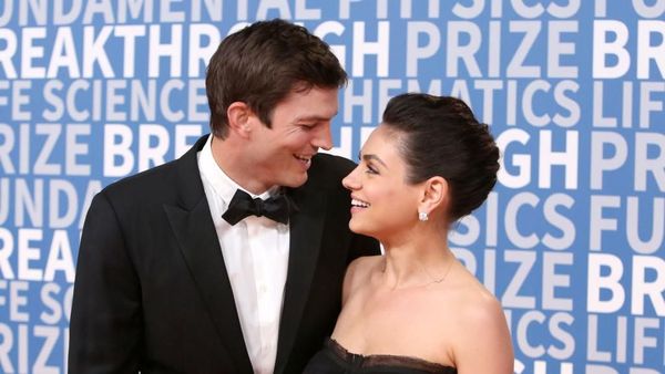 Foto: Momen Perdana Ashton Kutcher dan Mila Kunis Mesra di Karpet Merah