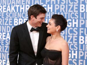 Foto: Momen Perdana Ashton Kutcher dan Mila Kunis Mesra di Karpet Merah