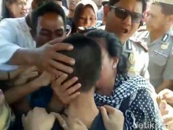 MP Tak Diizinkan Keluar Rutan, Warga Bawa Jenazah Ayahnya ke Polres