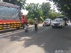Polisi Tandai Jalan Rusak di Lamongan-Surabaya dengan Cat Putih