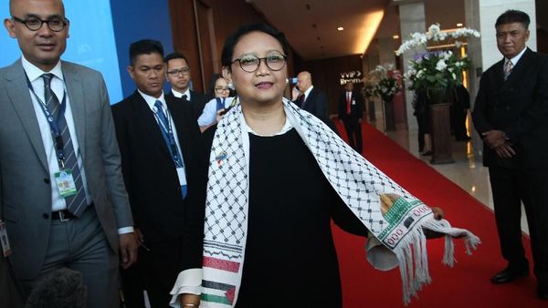Foto: Syal Palestina Menlu Retno Saat Kutuk Sikap Trump