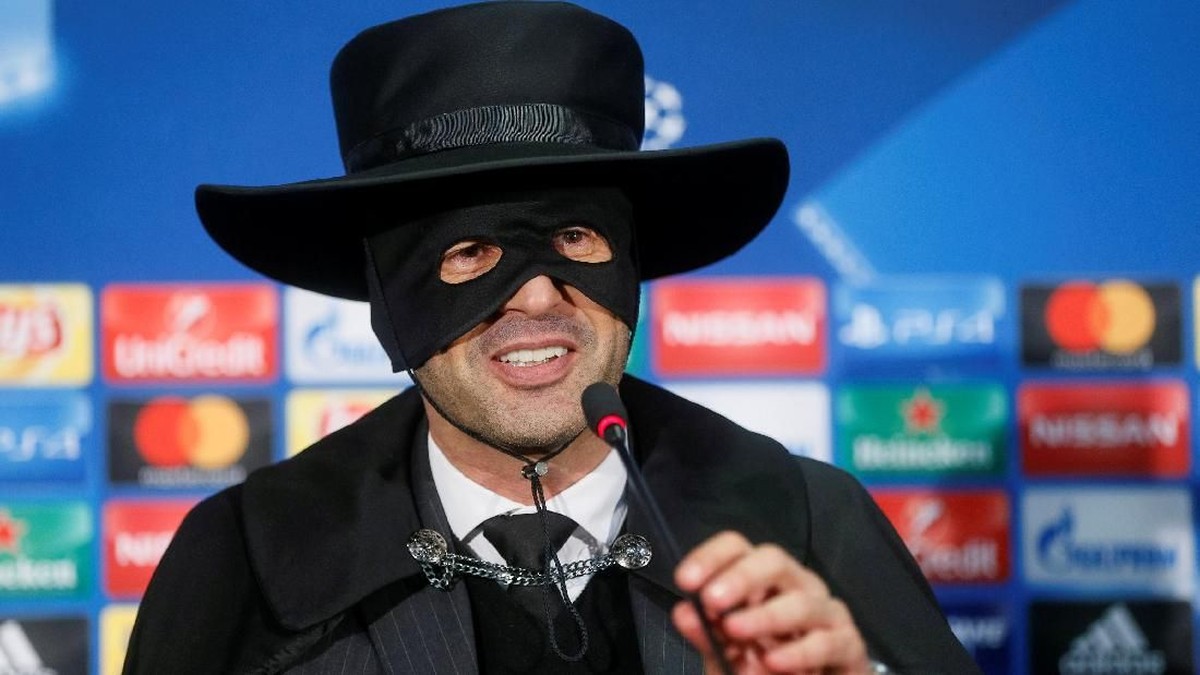 Pelatih Shakhtar Donetsk Paulo Fonseca berdandan ala Zorro (Valentyn Ogirenko/Reuters)