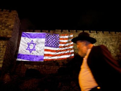 Foto: Bendera AS dan Israel yang Menyatu di Tembok Yerusalem