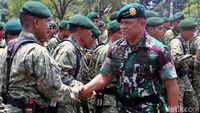 Foto: Berpamitan, Panglima TNI Salami Prajurit Kostrad