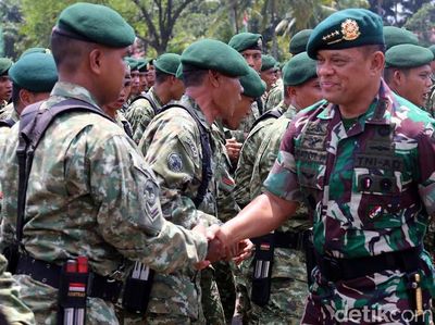 Foto: Berpamitan, Panglima TNI Salami Prajurit Kostrad