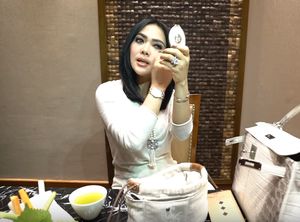 Melihat Isi Tas Syahrini yang Harganya Miliaran