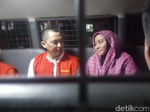 Saling Tatap Bos First Travel Anniesa-Andika di Mobil Tahanan