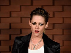 Hadiri Fashion Show Chanel, Kristen Stewart Pamer Gaya Tomboi nan Edgy