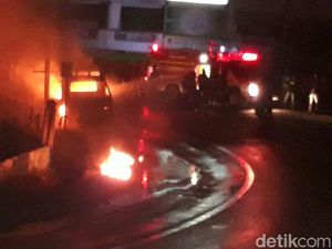 Angkot di Aceh Terbakar