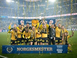 Pesepakbola Ini Dikecam Usai Pakai Piala Juara untuk Tutupi Kemaluan